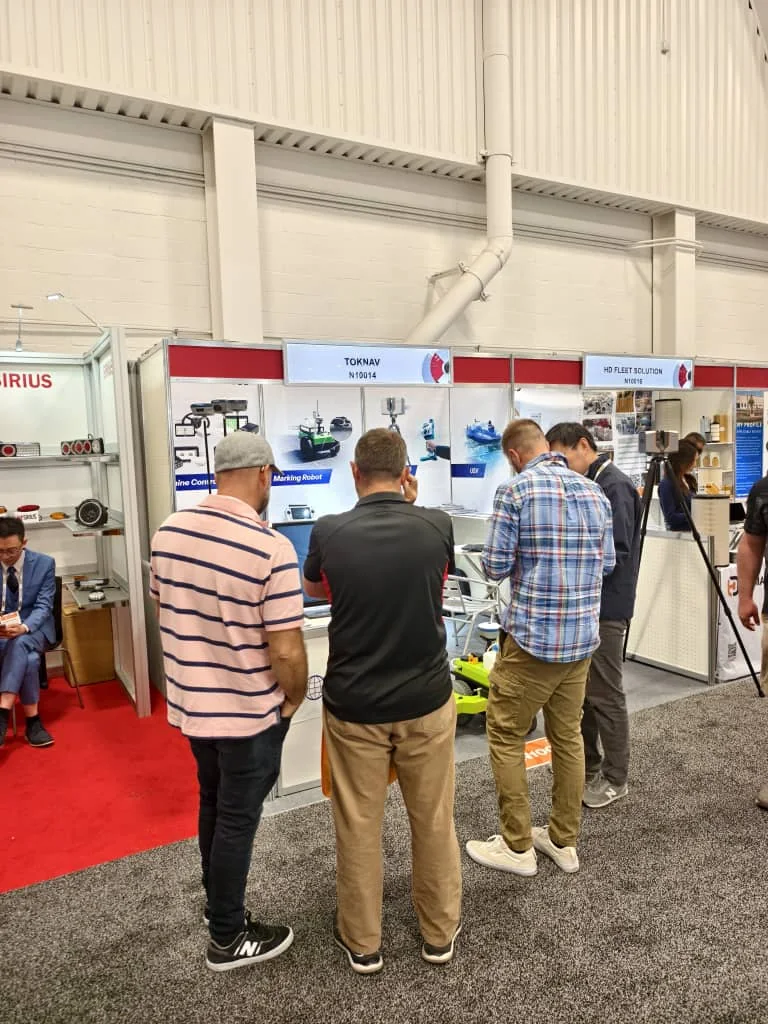 Overseas customers visiting the TOKNAV exhibition booth